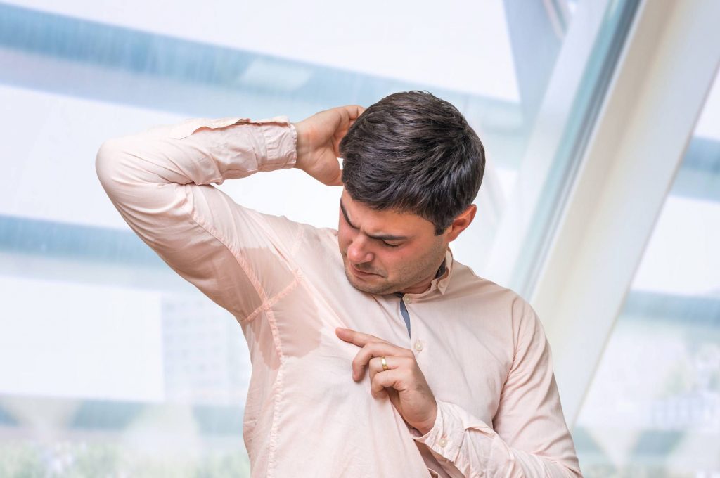 لکه های عرق روی لباس