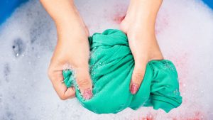 شستن لباس با دست