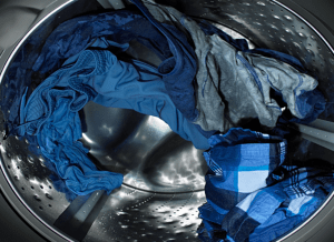 شستن لباس آبی